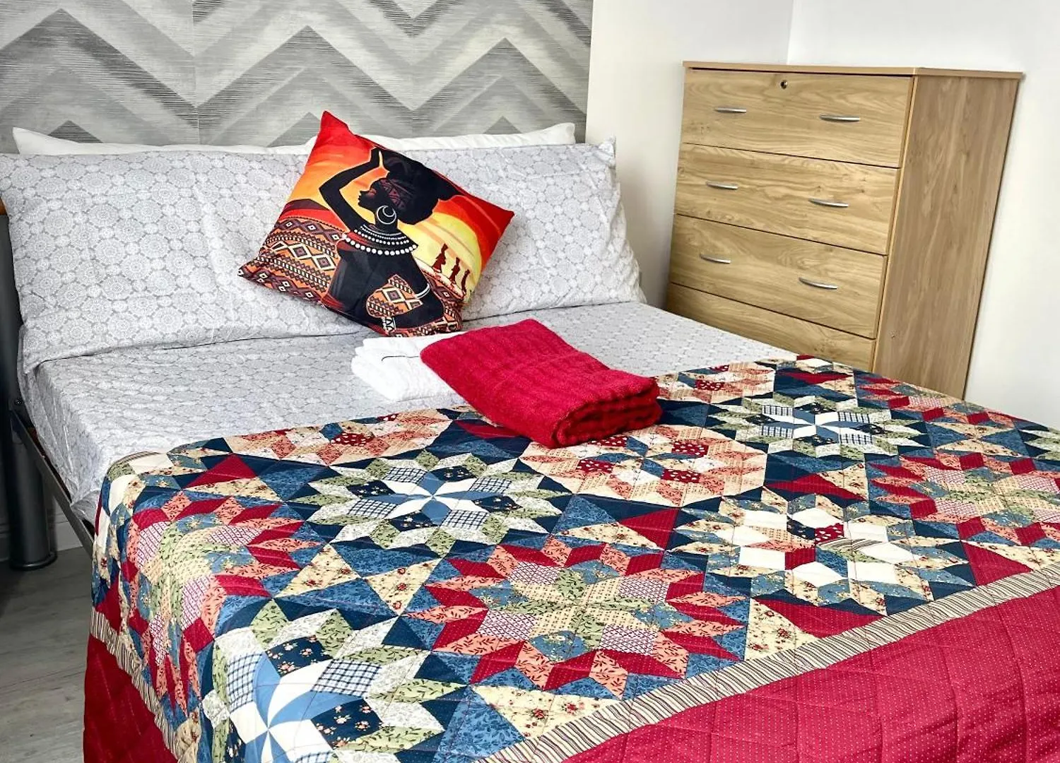 Westfield Gardens - 3 Bedroom Apartment Goodmayes