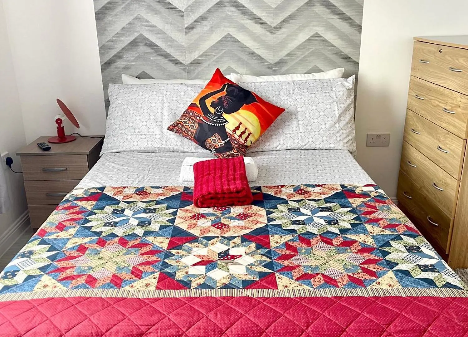 Westfield Gardens - 3 Bedroom Apartment Goodmayes 0*,  United Kingdom