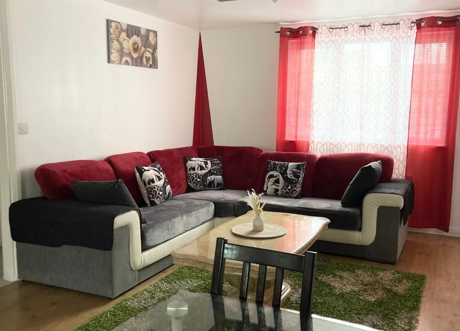 Westfield Gardens - 3 Bedroom Apartment Goodmayes